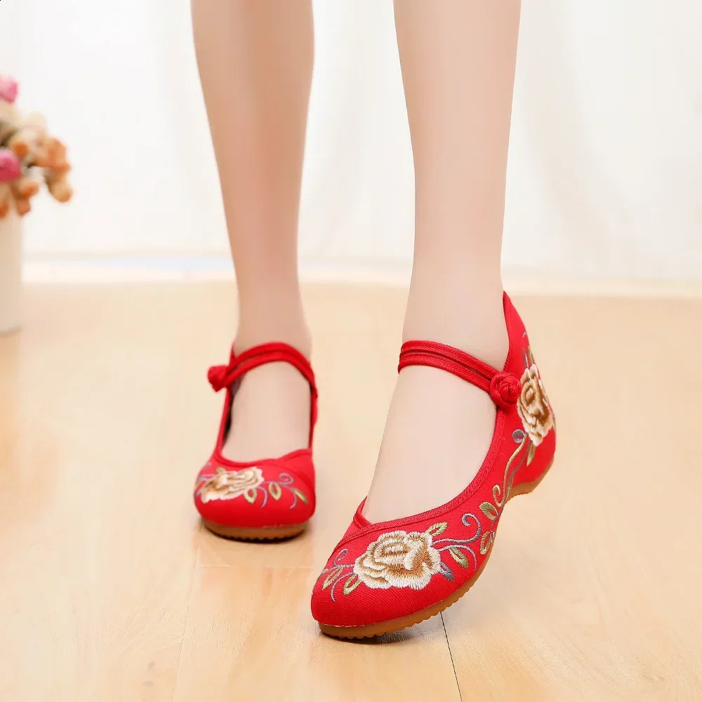 Womens casual shoes retro elegant ethnic style embroidered street clothing Chinese style womens summer item 240802