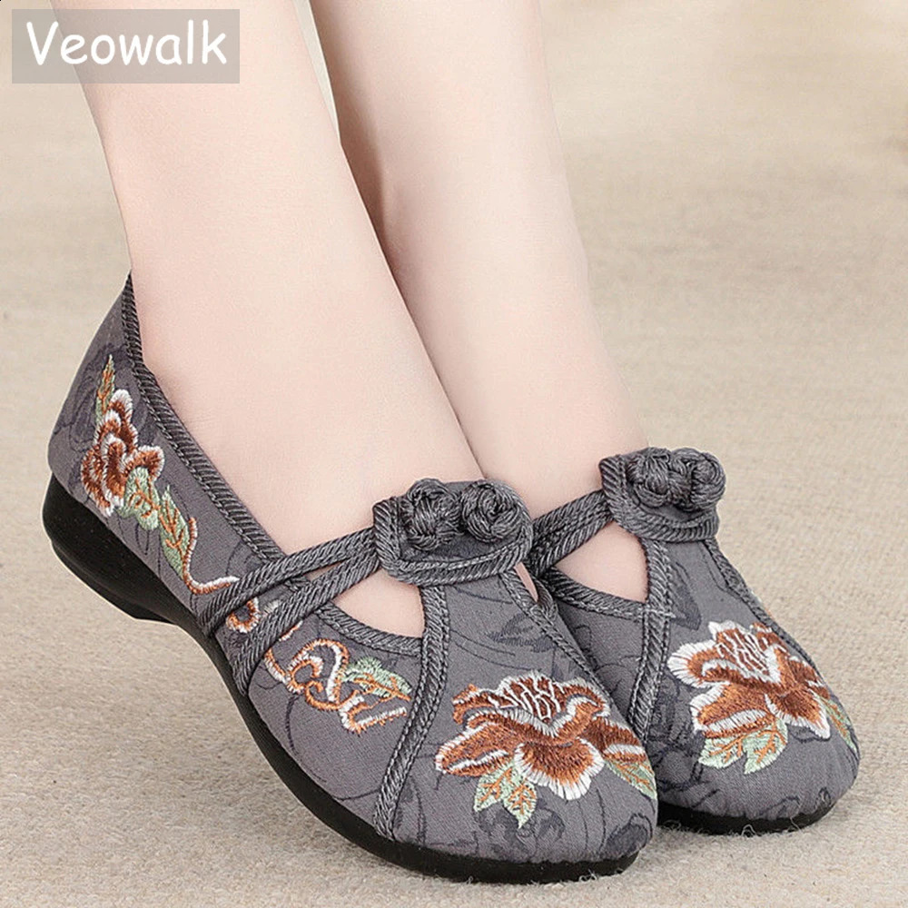 Veowalk Retro Traditional Style Womens Soft Roller Coaster Spring and Autumn Smooth Cotton Fabric Flat Bottom Comfortable Chinese Embroidery Shoes 240
