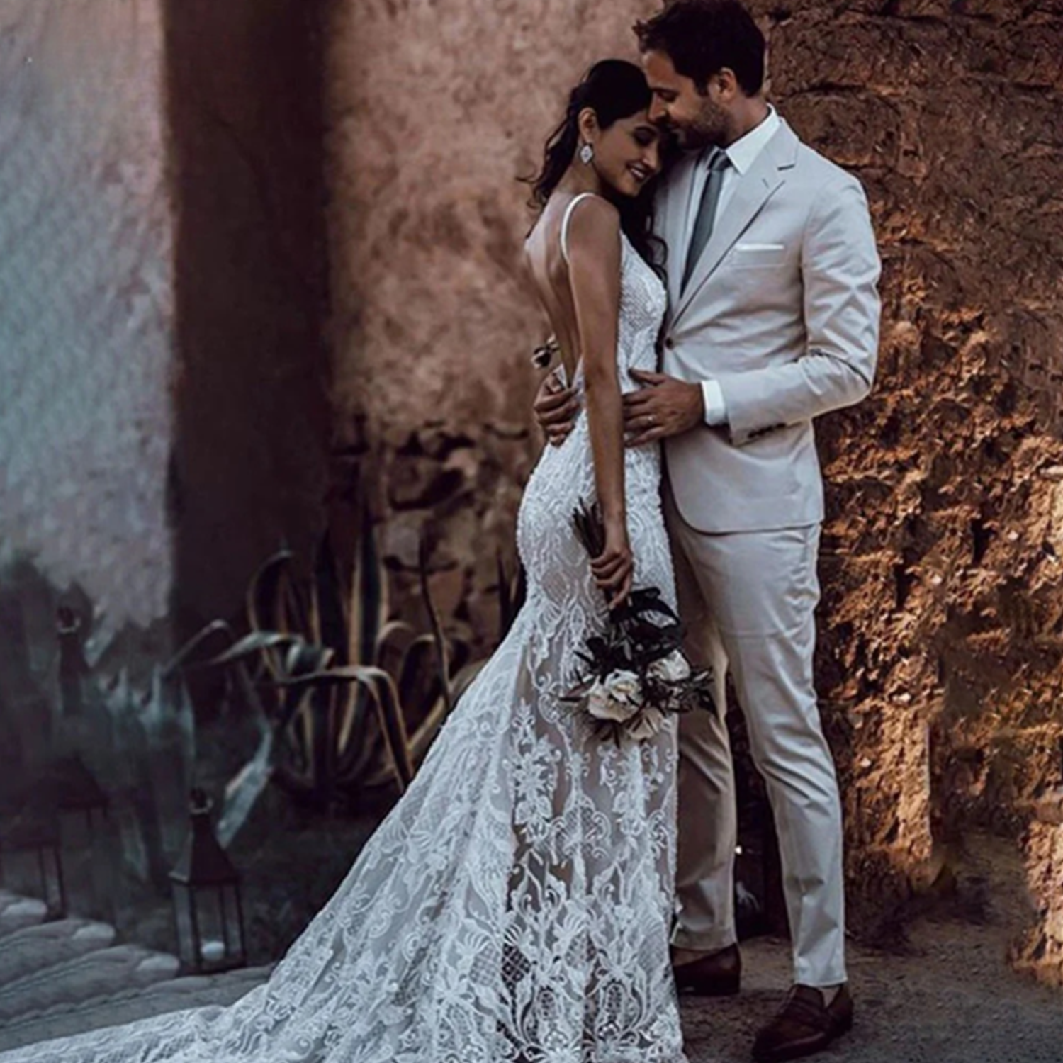 Luxury Dubai Arabic Mermaid Wedding Dresses Spaghetti Straps V Neck Bridal Gowns Backless Sweep Train Sweep Train Lace Brides Wear