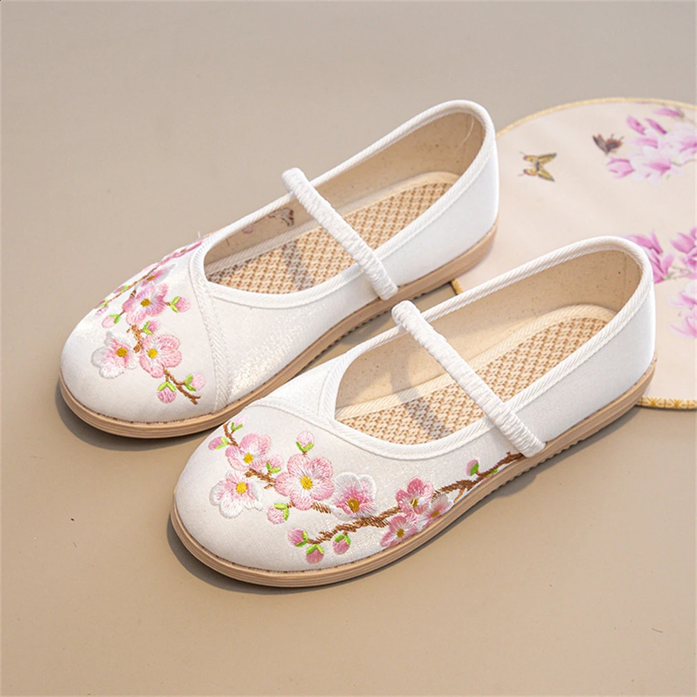 1 pair of antique clothing shoes for women Han Fu retro embroidery apartment for girls Chinese ethnic style breathable and non slip shoes gift 240802