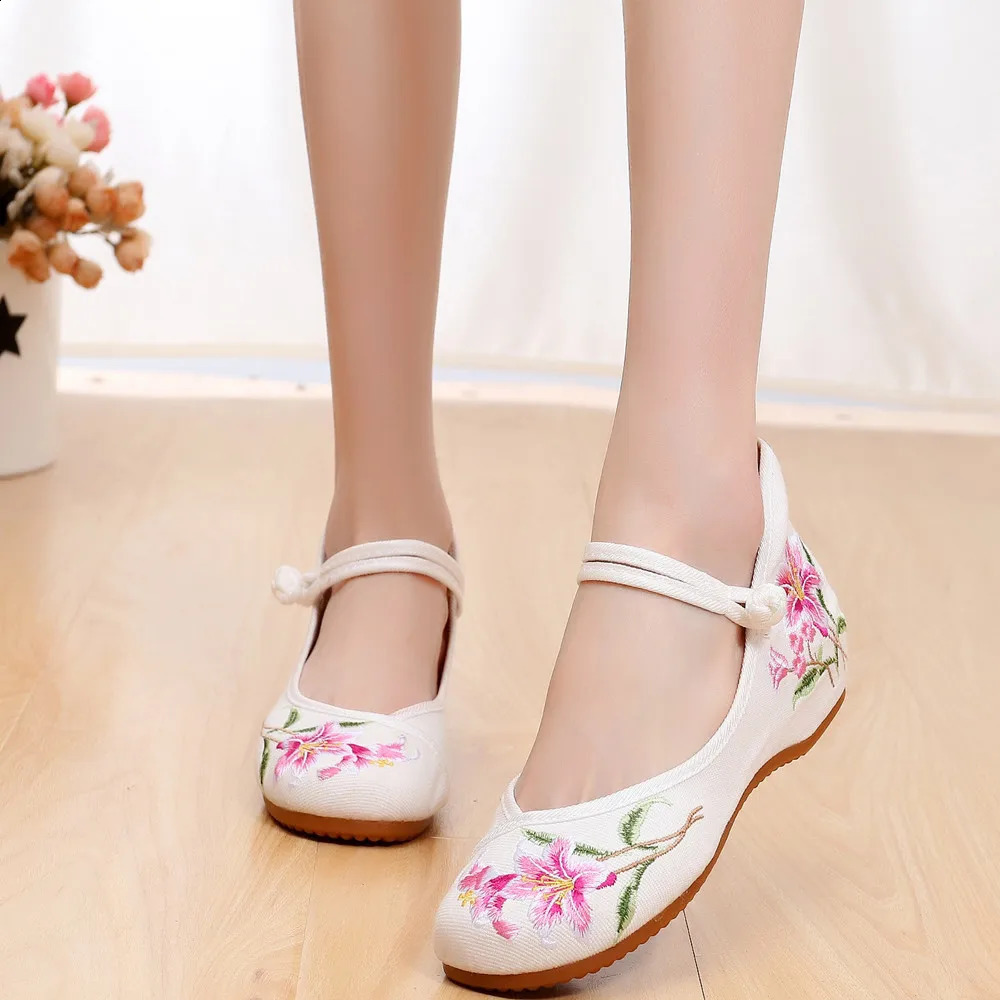Fashionable retro womens cloth shoes elegant ethnic style casual embroidery street clothing Chinese style womens summer Zapatos 240802