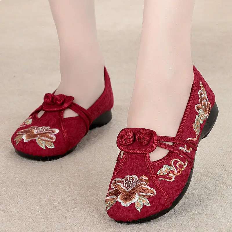 Veowalk Retro Traditional Style Womens Soft Roller Coaster Spring and Autumn Smooth Cotton Fabric Flat Bottom Comfortable Chinese Embroidery Shoes 240