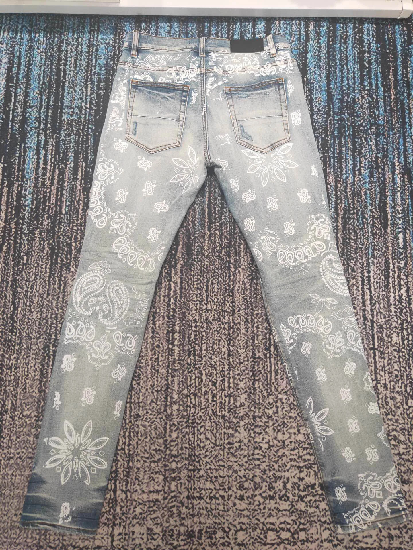 Discounted men paisley prints distressed lt blue jeans no stone 240805