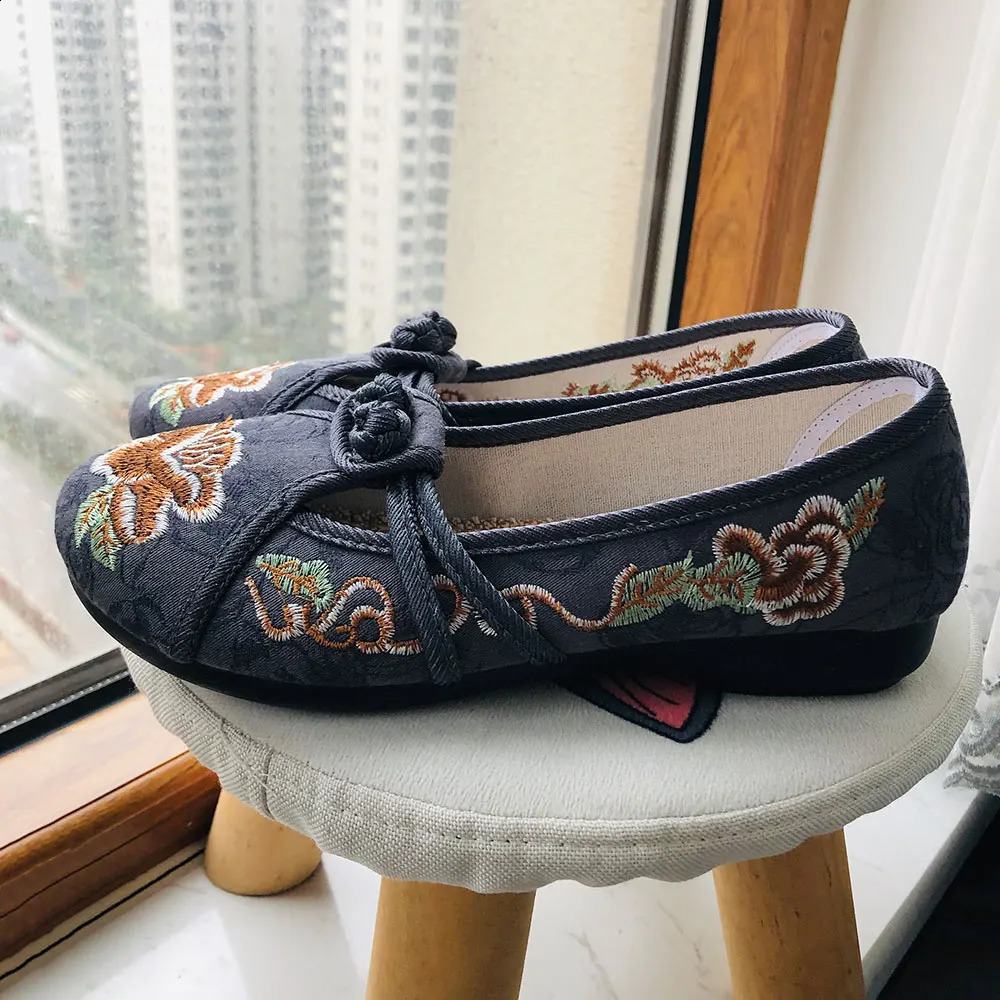 Veowalk Retro Traditional Style Womens Soft Roller Coaster Spring and Autumn Smooth Cotton Fabric Flat Bottom Comfortable Chinese Embroidery Shoes 240