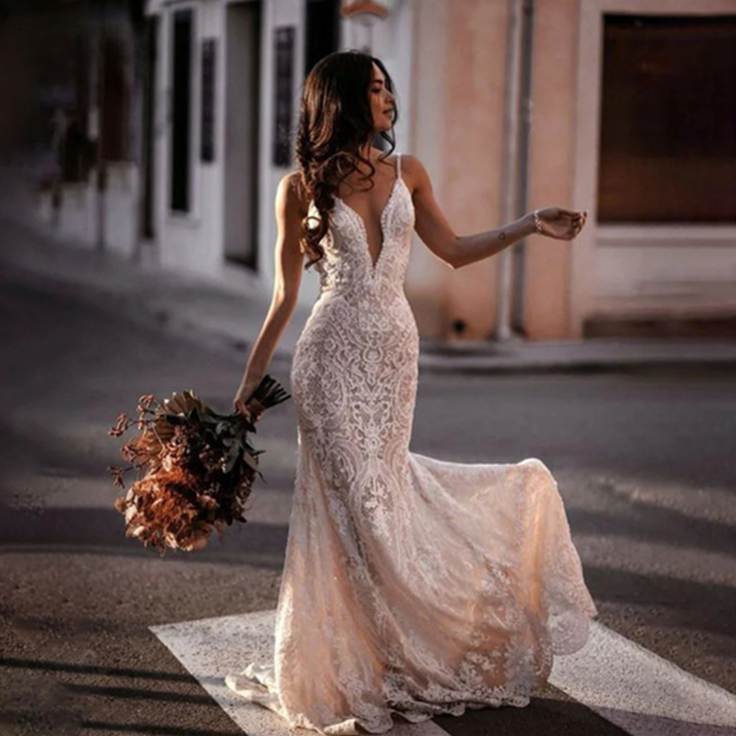 Luxury Dubai Arabic Mermaid Wedding Dresses Spaghetti Straps V Neck Bridal Gowns Backless Sweep Train Sweep Train Lace Brides Wear