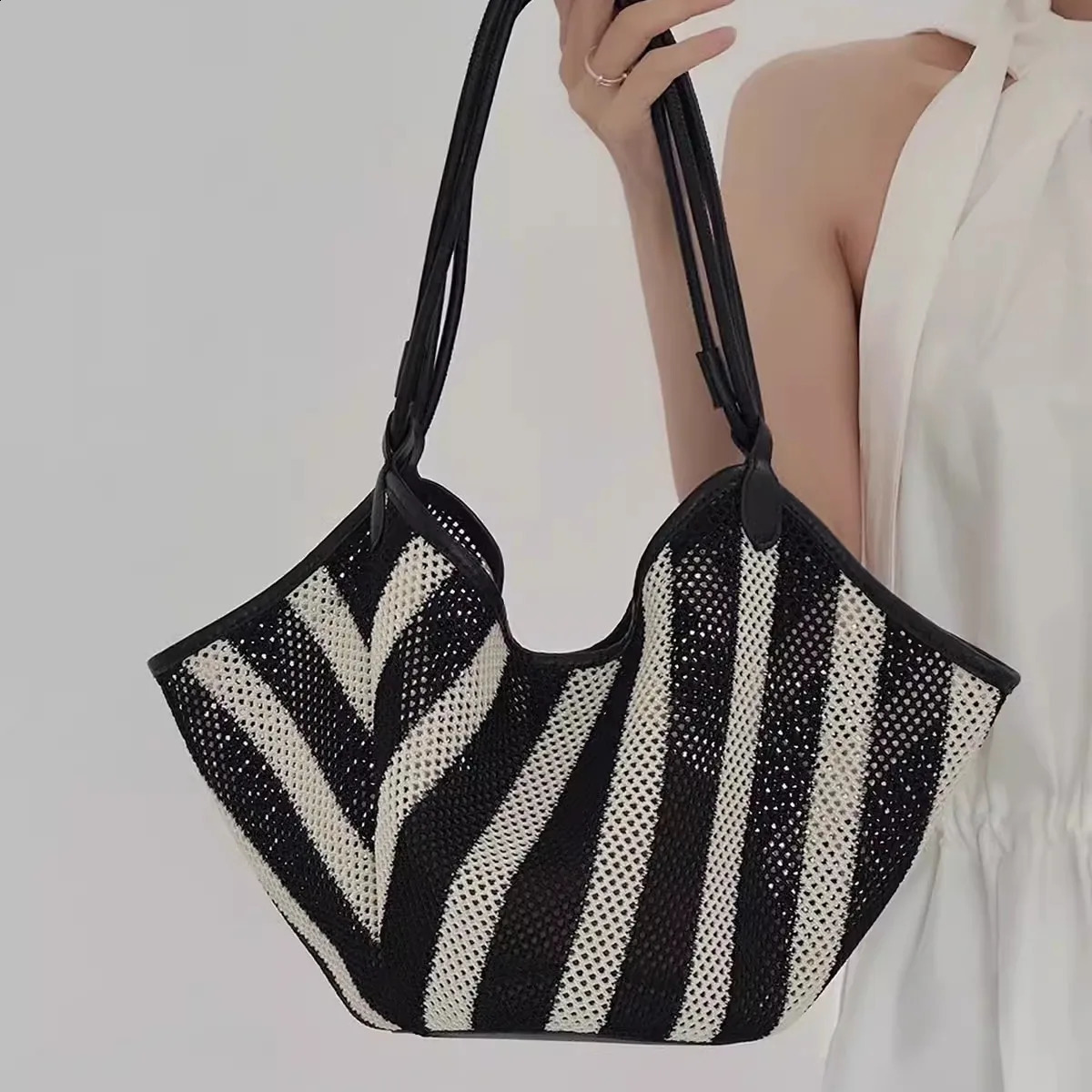 Beach Womens Woven Handbags Bohemian Hollow Crossbody Bags for Women Vacation Travel Shoulder Bag Mesh Basket Bag 2024 Tote 240822