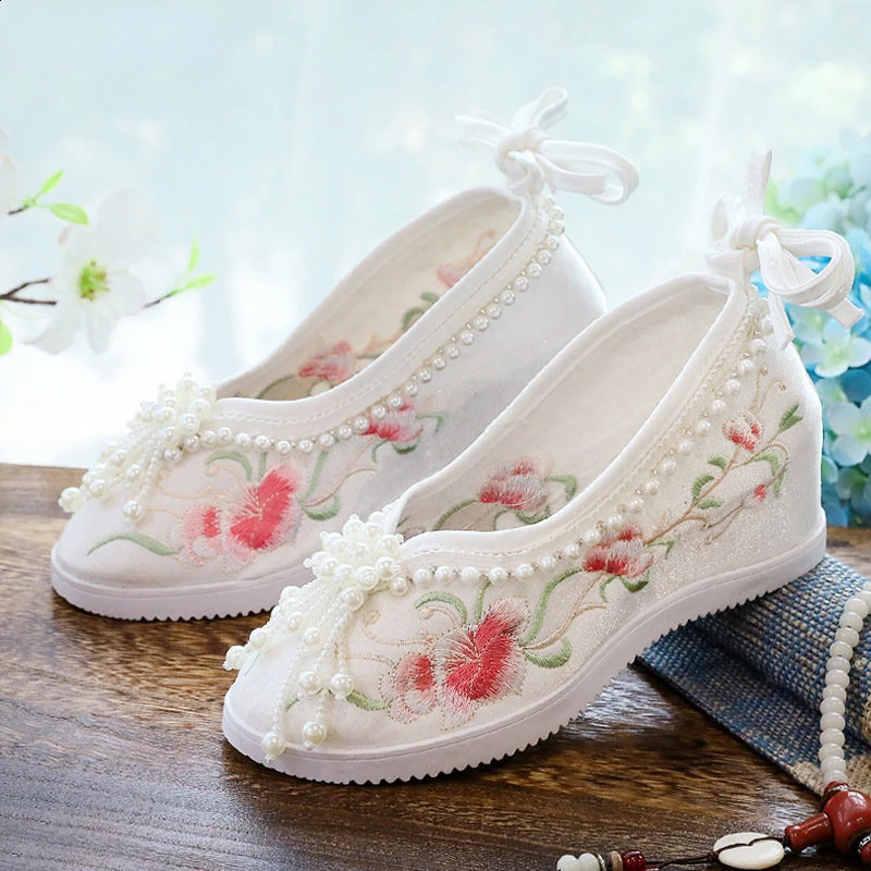 Womens Traditional Chinese Hanbok Boots Embroidered Cloth Shoes Wedding Bride Old Beijing Retro Short Boots 240802
