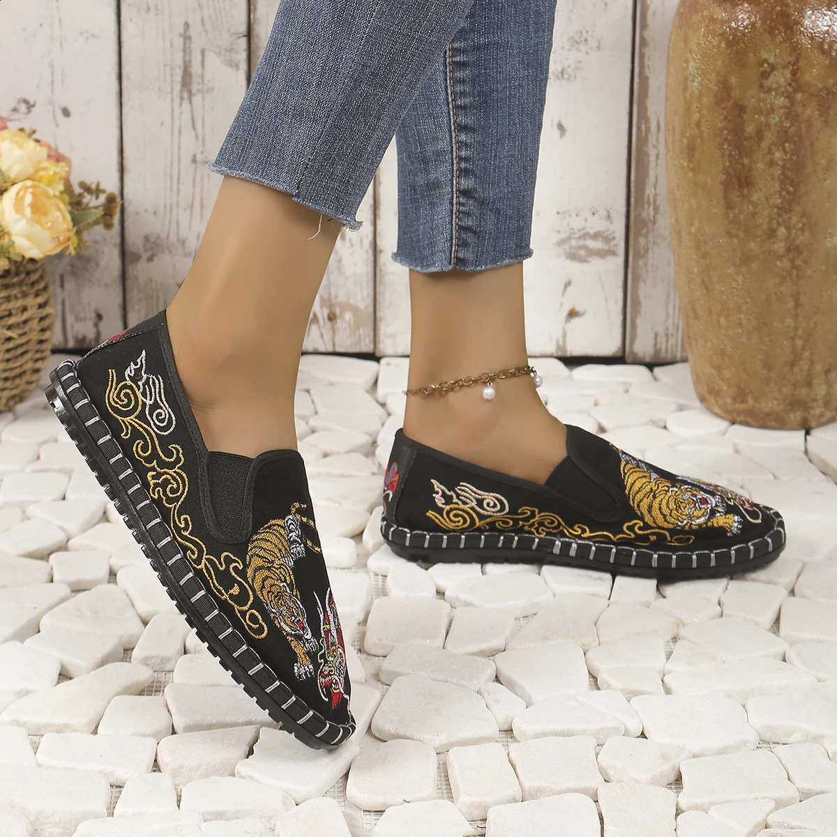 Cloth Shoes Old Beijing Embroidery Flower Social Men Moccasin Gommino Student Casual Shoes Fashion Ethnic Chinese Style 240802