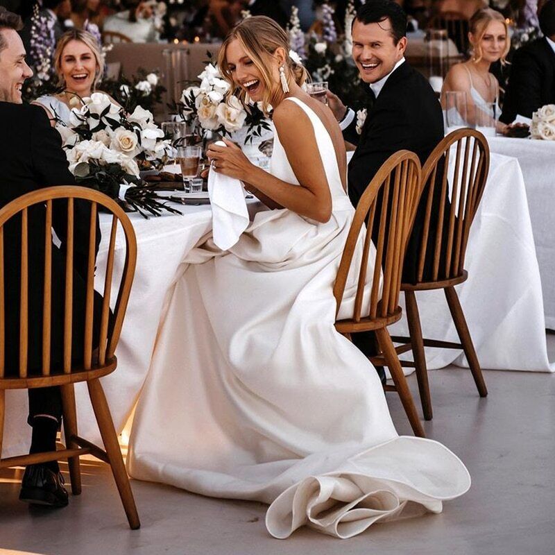 V Neck A Line White Wedding Dresses Wide Straps Backless Beach Satin Brial Gowns Vestidos de Novia Designer Bridal Dress