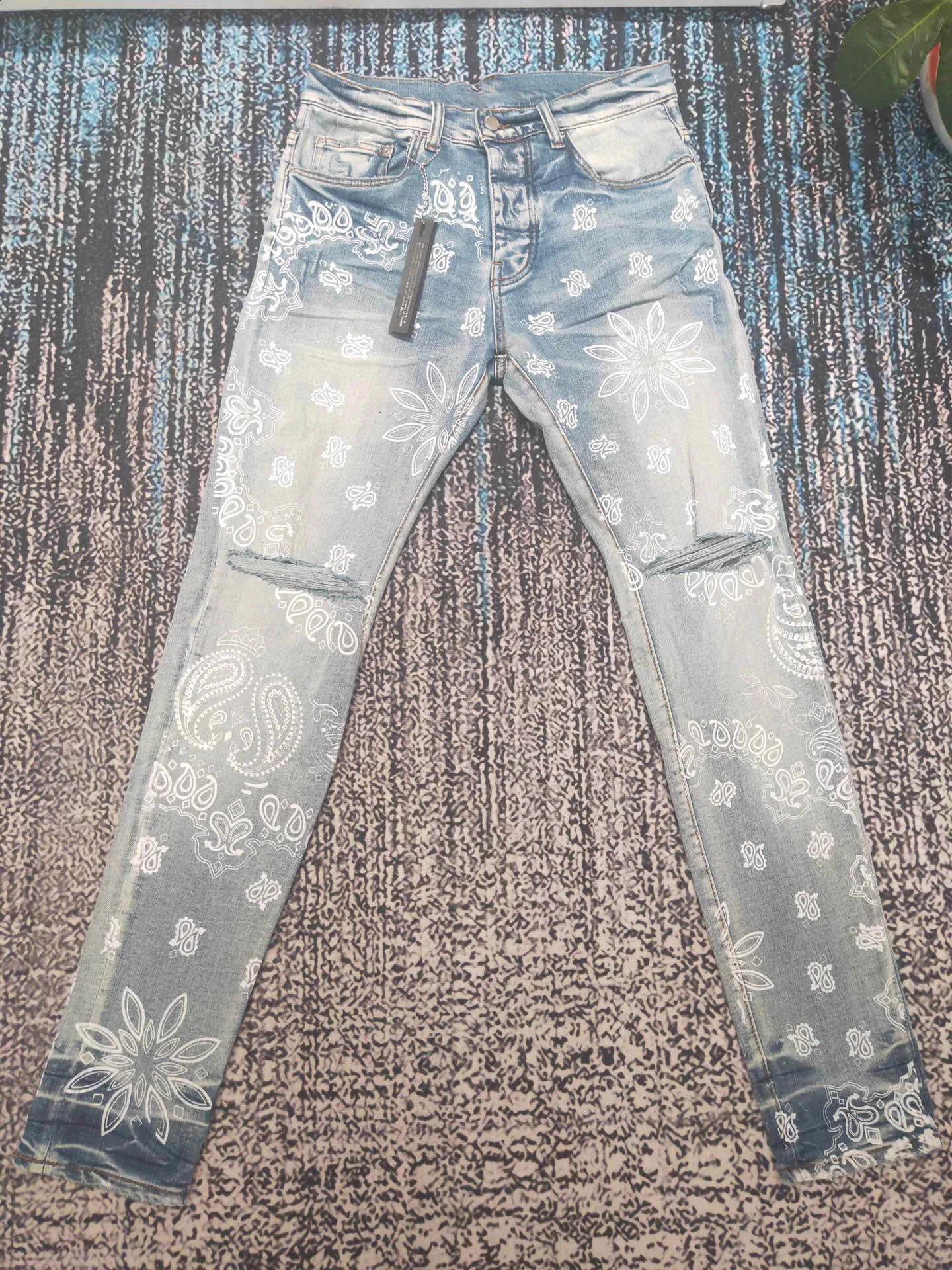 Discounted men paisley prints distressed lt blue jeans no stone 240805