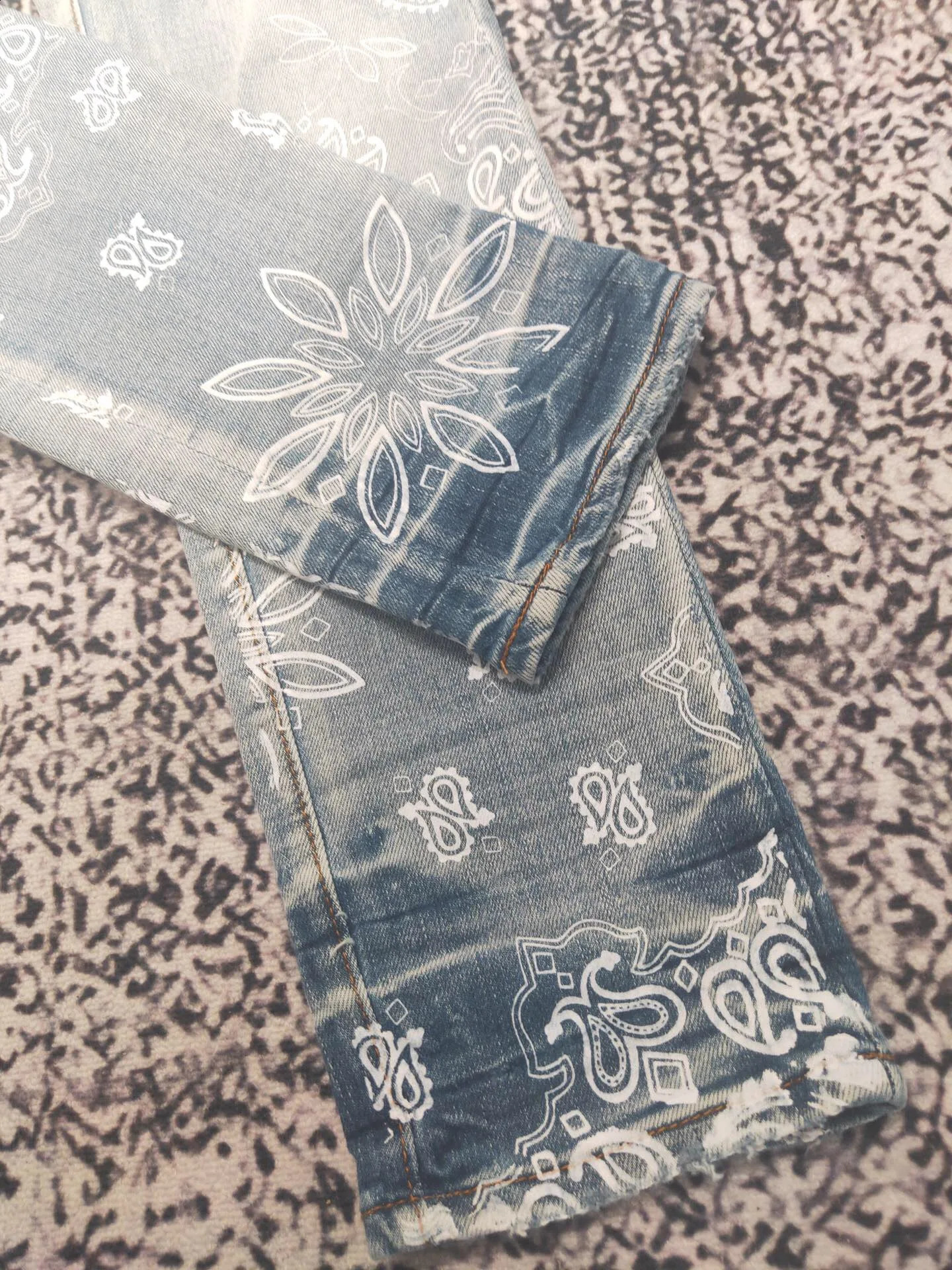 Discounted men paisley prints distressed lt blue jeans no stone 240805