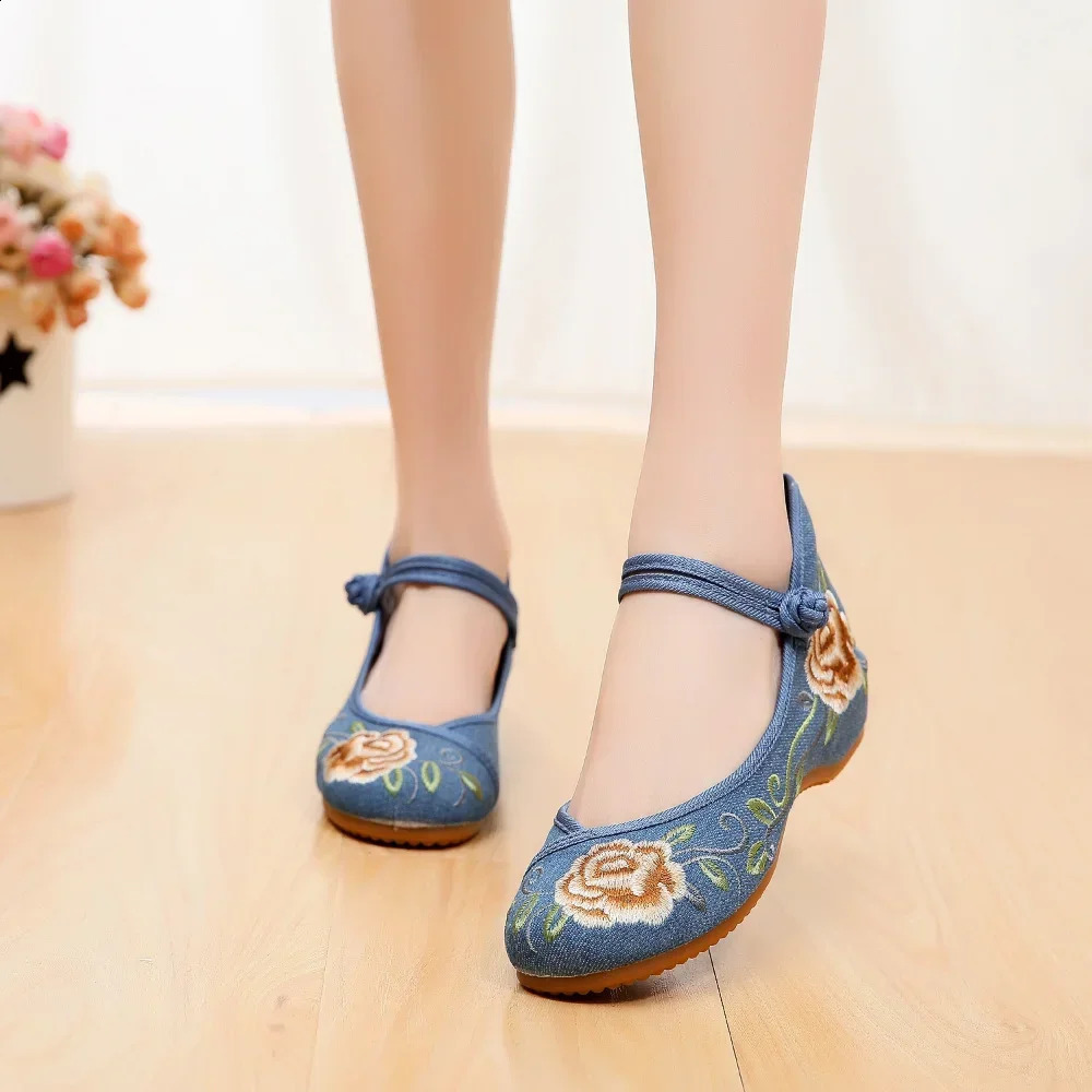 Womens casual shoes retro elegant ethnic style embroidered street clothing Chinese style womens summer item 240802