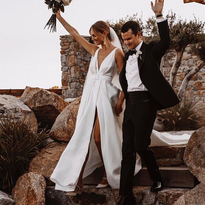 V Neck A Line White Wedding Dresses Wide Straps Backless Beach Satin Brial Gowns Vestidos de Novia Designer Bridal Dress