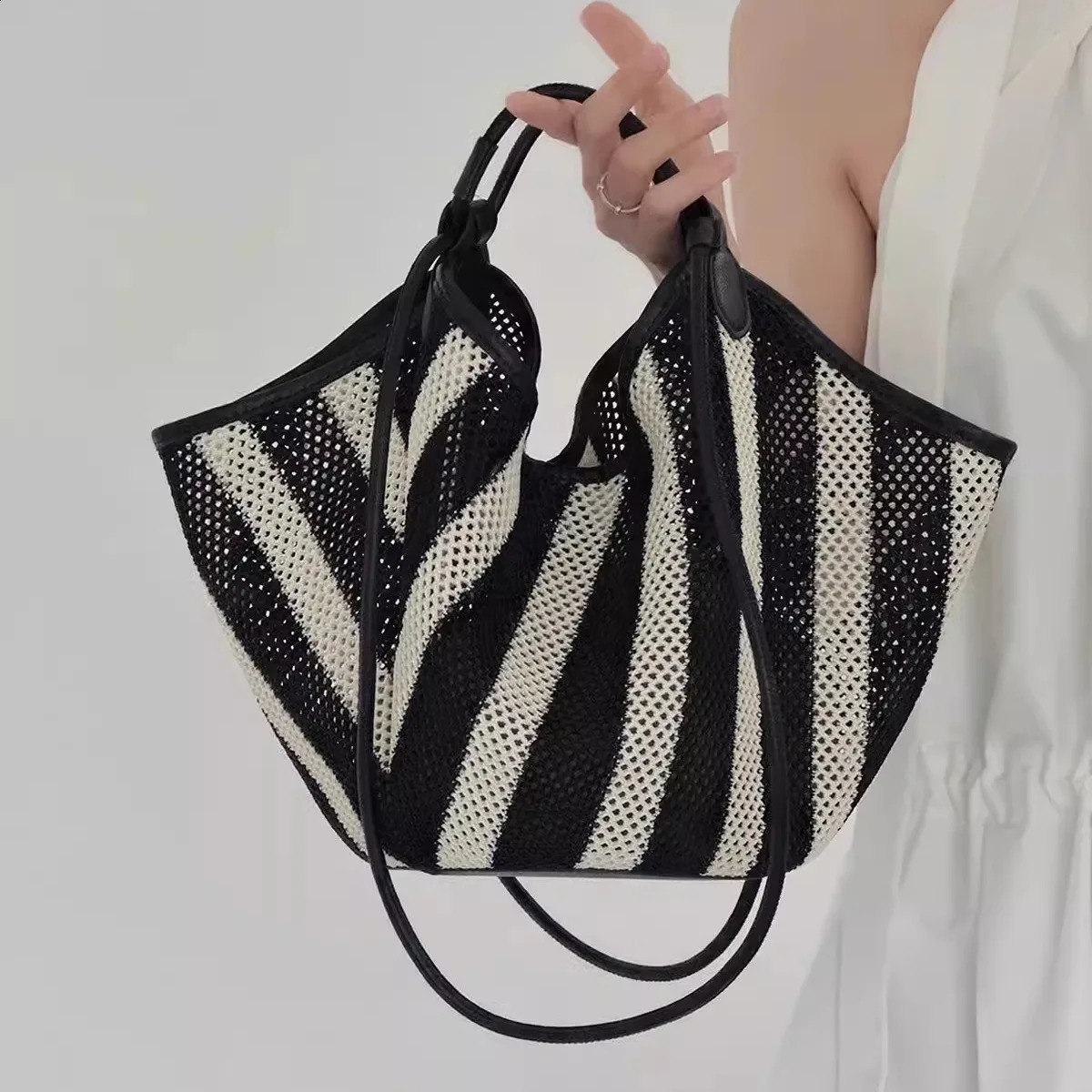 Beach Womens Woven Handbags Bohemian Hollow Crossbody Bags for Women Vacation Travel Shoulder Bag Mesh Basket Bag 2024 Tote 240822