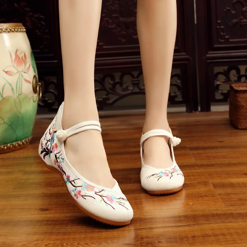 Womens casual shoes retro elegant ethnic style embroidered street clothing Chinese style womens summer item 240802