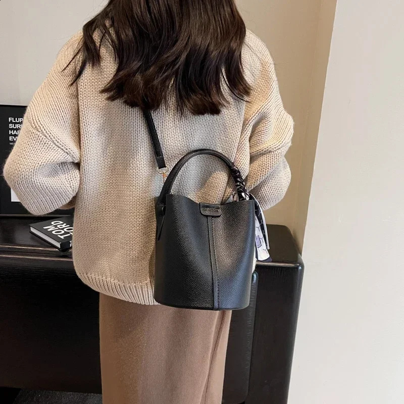 selling highend y womens cross body bag PU material Versatile Bucket Bag fashionable handbag 240910