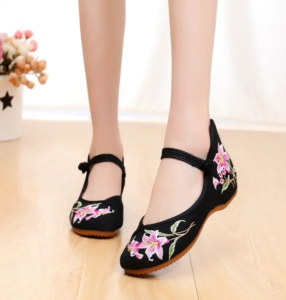 Womens casual shoes retro elegant ethnic style embroidered street clothing Chinese style womens summer item 240802
