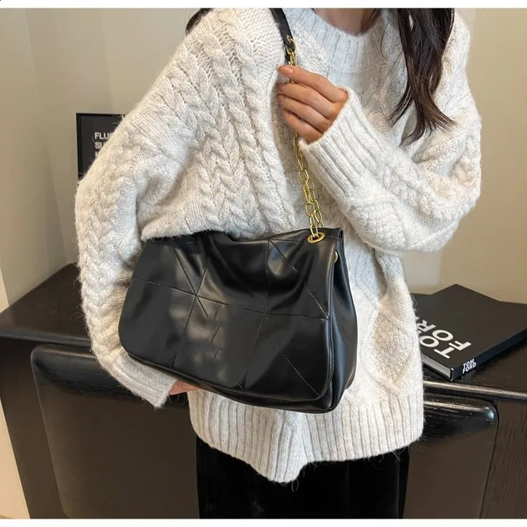 3 Single Shoulder Winter Large Capacity Tote Commuting High end Chain Black Womens Time limited 240805 4