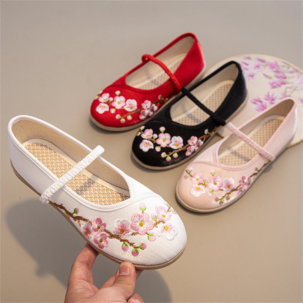 1 pair of antique clothing shoes for women Han Fu retro embroidery apartment for girls Chinese ethnic style breathable and non slip shoes gift 240802