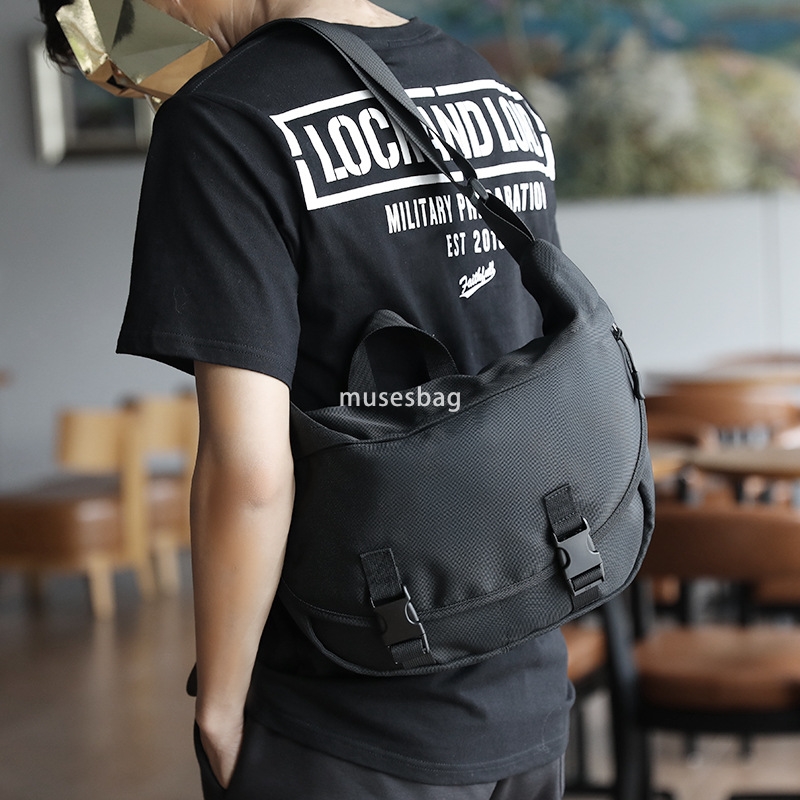 Manufacturers direct selling fashion shoulder bag crescent bag buckle bag men's crossbody bag casual waterproof nylon messenger bag men