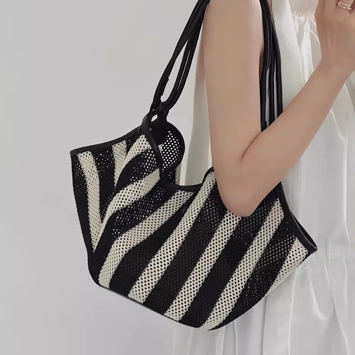 Beach Womens Woven Handbags Bohemian Hollow Crossbody Bags for Women Vacation Travel Shoulder Bag Mesh Basket Bag 2024 Tote 240822