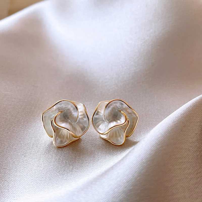Korean Camellia Stud Earrings Unique White Enamel Geometric Personality Womens Jewelry Wholesale Gifts W240803