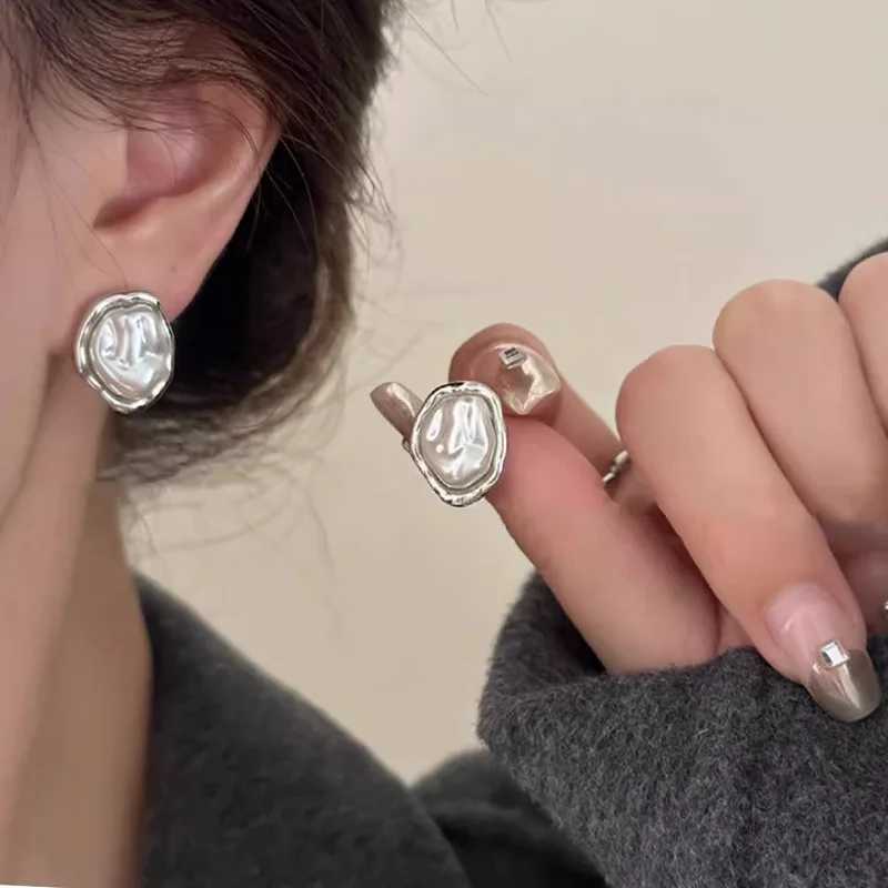 2024 new metal irregular pearl earrings suitable for womens retro and elegant imitation of pearl earrings wedding party jewelry W241023