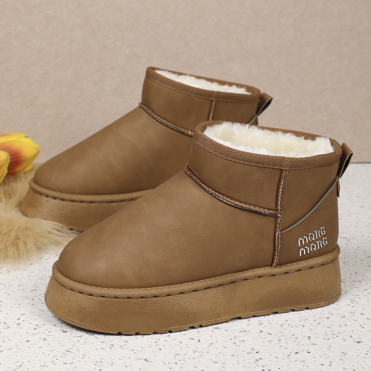 Designer In Black And White 2024 Fashion New Versatile Snow Boots For Women Short Tube Warm Loose High Sole Thick Veet Lightweight Cotton Shoes