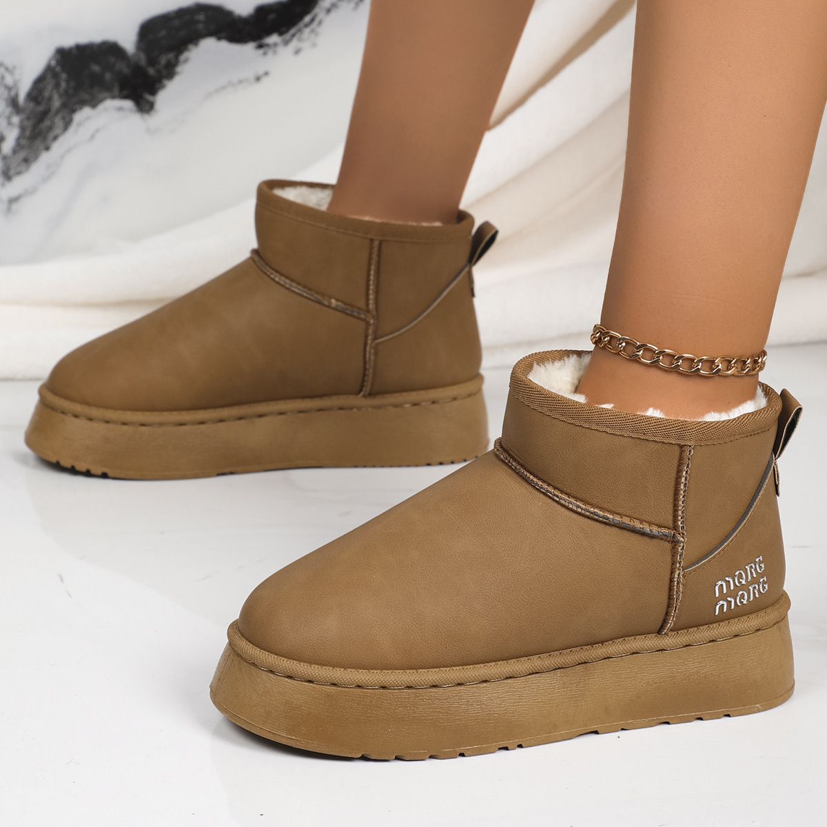 Designer In Black And White 2024 Fashion New Versatile Snow Boots For Women Short Tube Warm Loose High Sole Thick Veet Lightweight Cotton Shoes