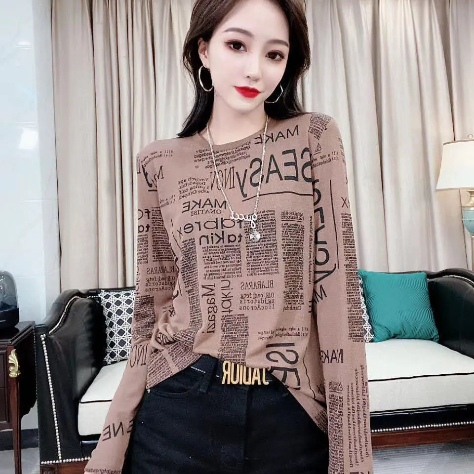 Spring and autumn fashion letter printed weight loss T-shirt suitable for women with long sleeves age reduction black loose casual top 240826