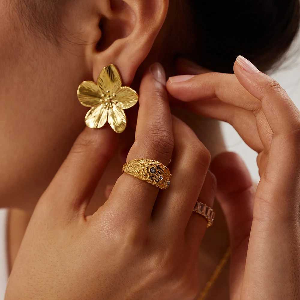 Uworld Low Allergy Retro Flower Stud Earrings Premium 18k Gold Plated Stainless Steel Womens Party W240803