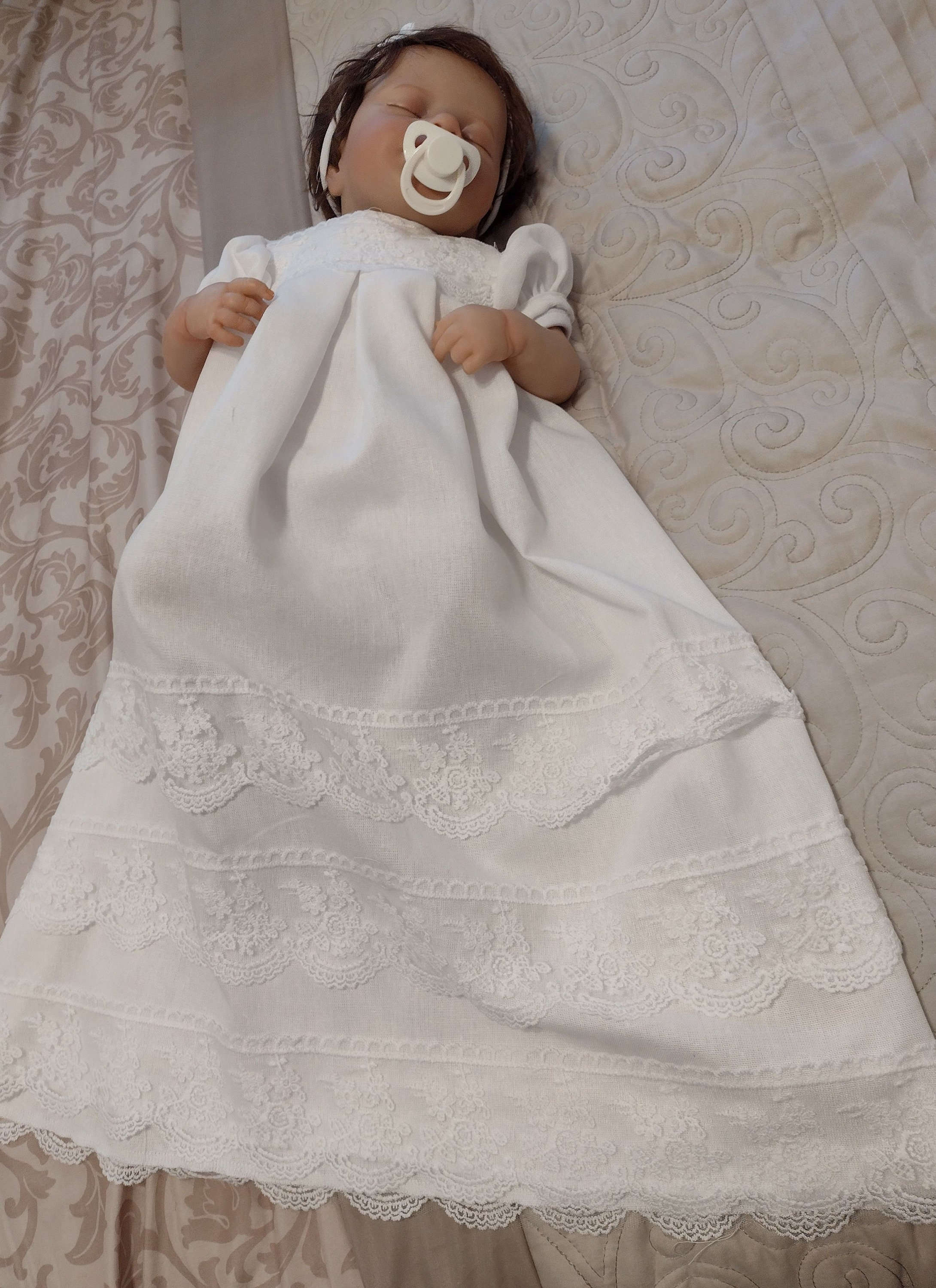 Classic First Communion Gown For Baby O Neck Lace Tulle Christening Dresses For Newborns Short Sleeve Appliques Kid Formal Wear Baptism Dress With Hat