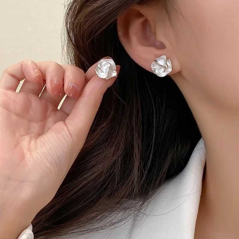 Korean Camellia Stud Earrings Unique White Enamel Geometric Personality Womens Jewelry Wholesale Gifts W240803