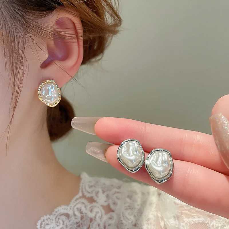 2024 new metal irregular pearl earrings suitable for womens retro and elegant imitation of pearl earrings wedding party jewelry W241023