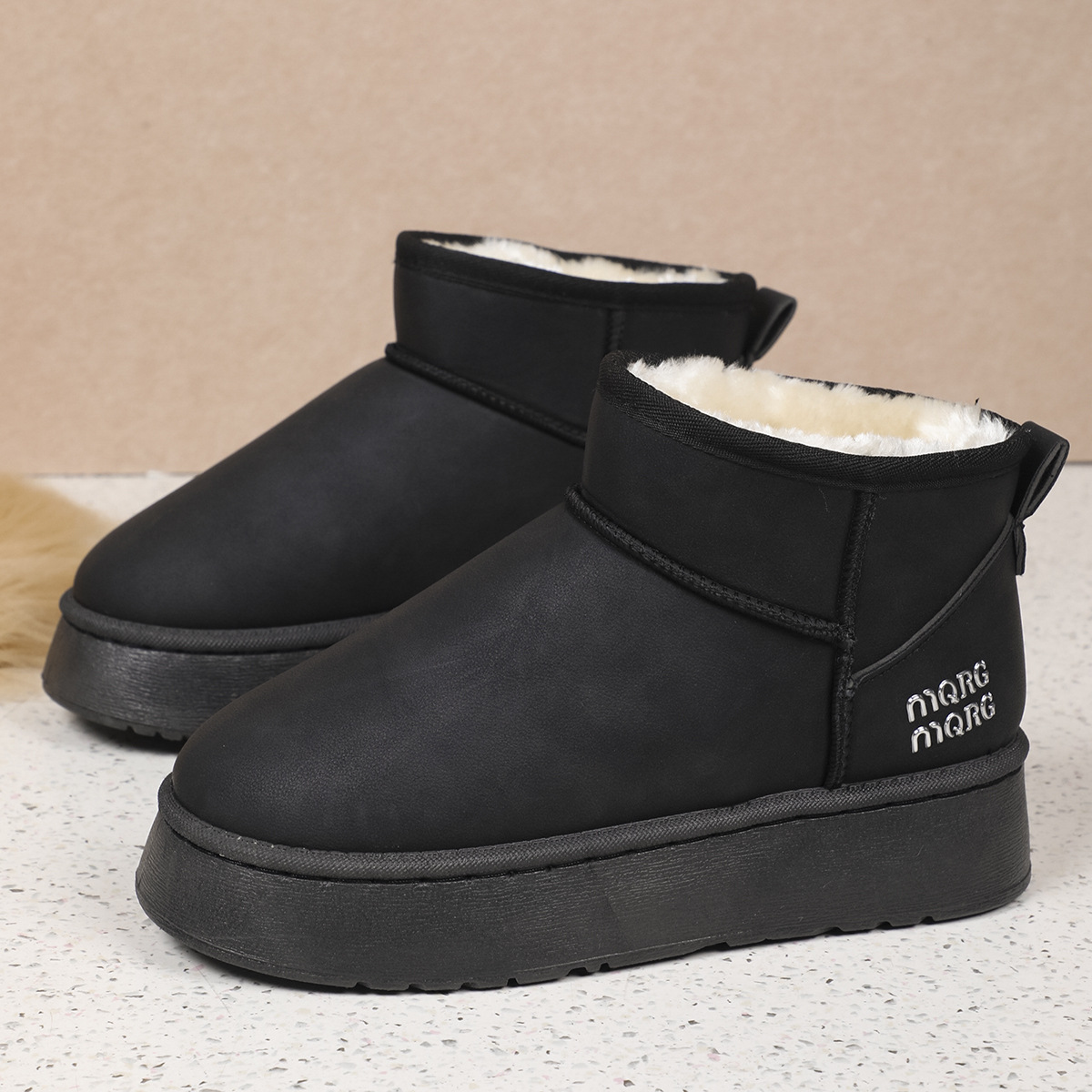 Designer In Black And White 2024 Fashion New Versatile Snow Boots For Women Short Tube Warm Loose High Sole Thick Veet Lightweight Cotton Shoes