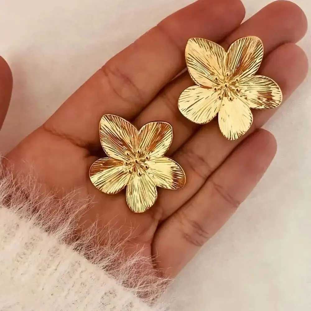 Uworld Low Allergy Retro Flower Stud Earrings Premium 18k Gold Plated Stainless Steel Womens Party W240803