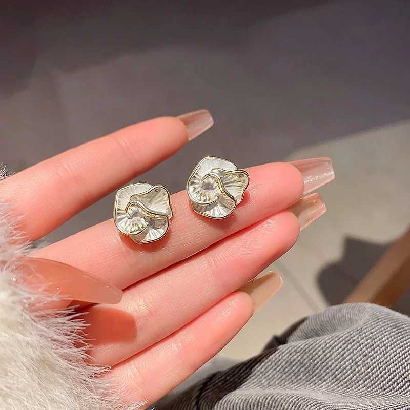 Korean Camellia Stud Earrings Unique White Enamel Geometric Personality Womens Jewelry Wholesale Gifts W240803