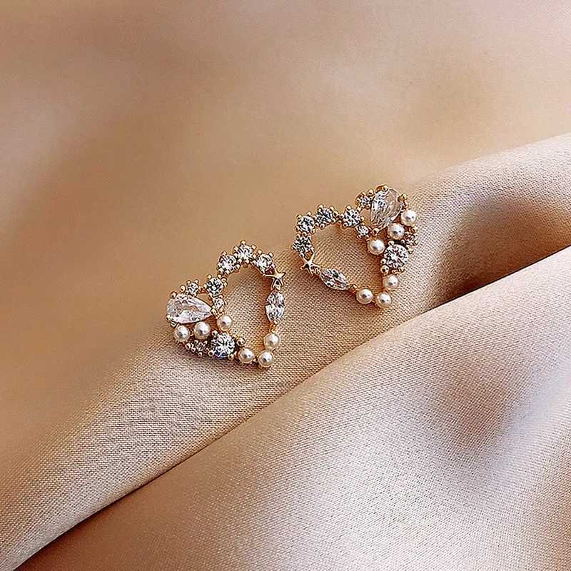Exquisite zircon small triangle earrings for women geometric pearl heart-shaped earrings fashionable party jewelry gifts W240803