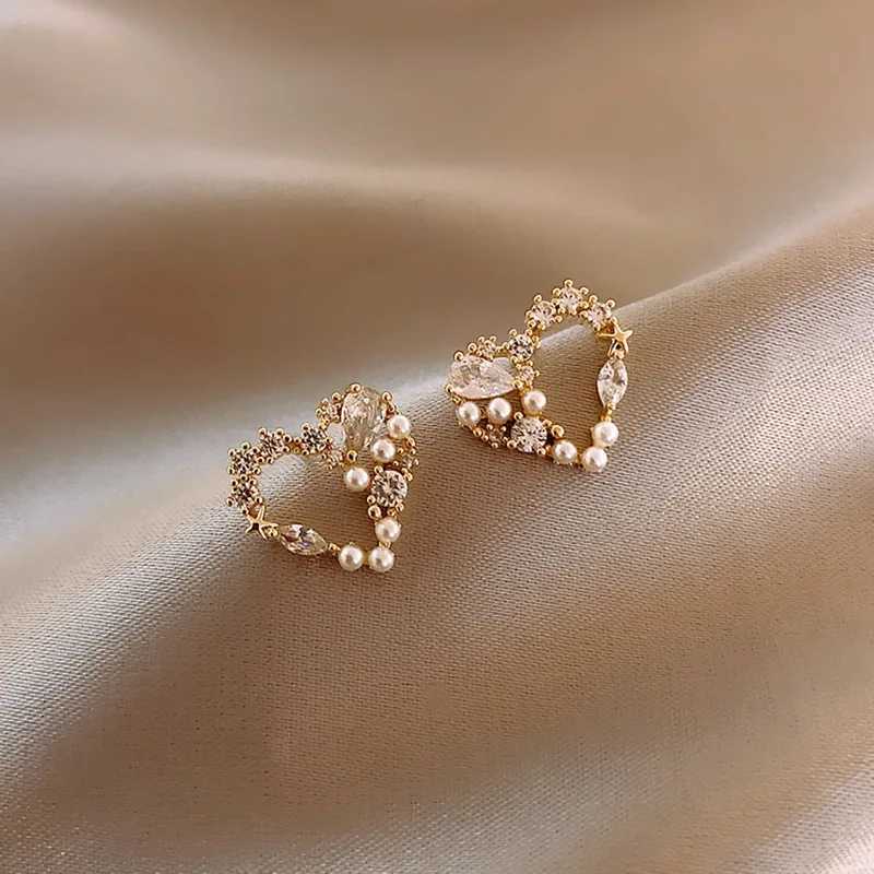 Exquisite zircon small triangle earrings for women geometric pearl heart-shaped earrings fashionable party jewelry gifts W240803