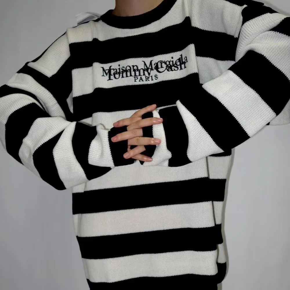Mens And Womens Korean Ins Black White Striped Long Sleeved Hoodie Round Neck Loose Letter Printed Fashionable Streetwear 240806