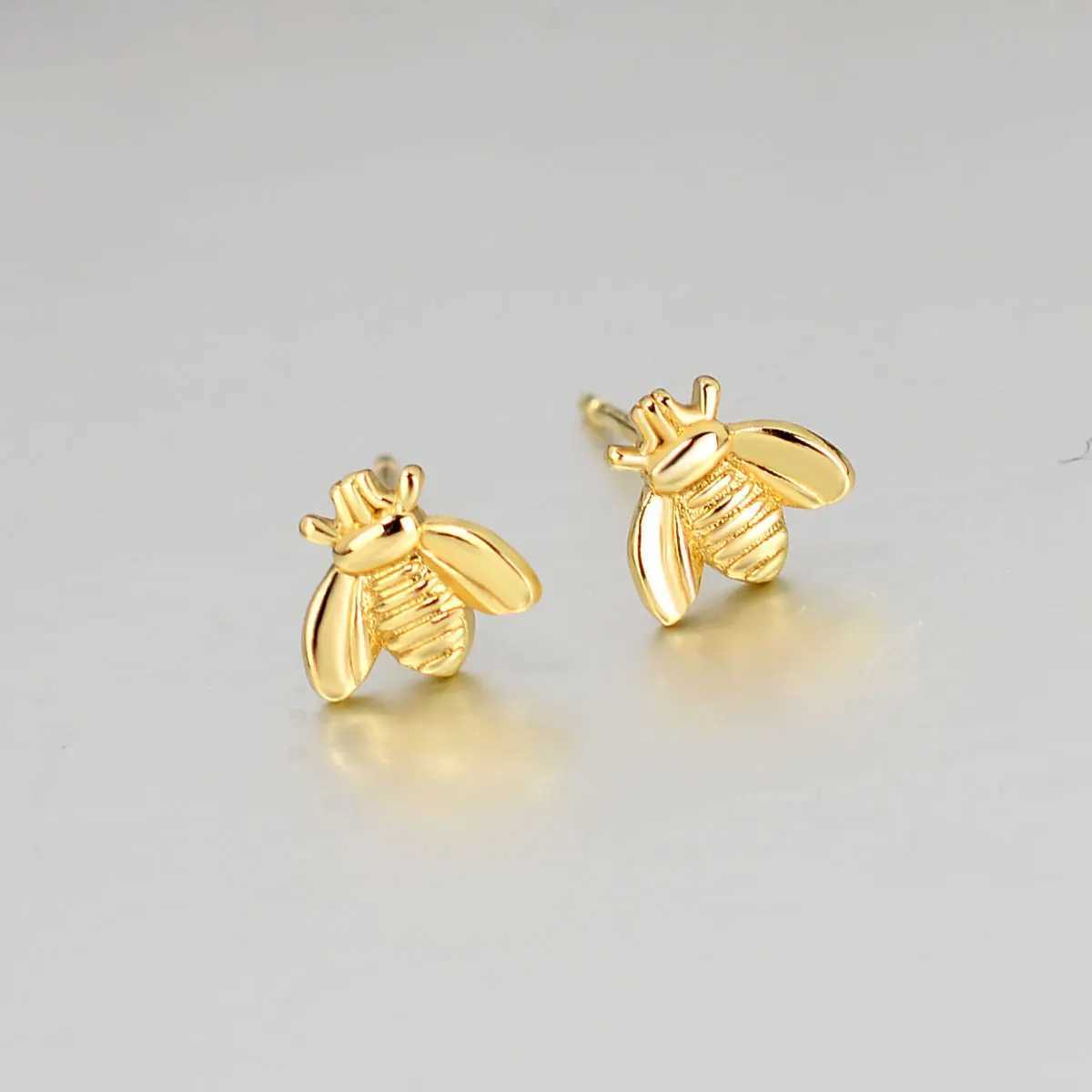 Fashion Cute Insect Bee Stud Earrings Mini Bumblebee Earrings Gold Mini Queen Bee Womens Party Jewelry Accessories W240803
