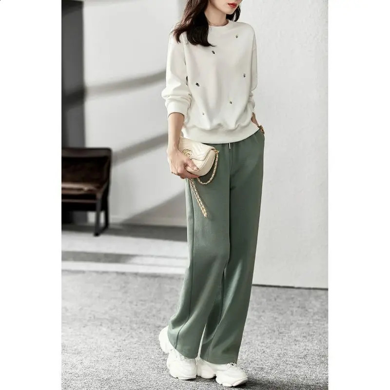 Spring and Autumn Elegance Simple Commuting Round Neck Embroidered Loose Oversize Fashion Versatile Womens Sweater 240805