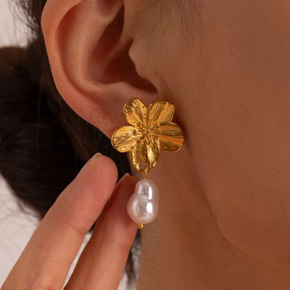 Uworld Low Allergy Retro Flower Stud Earrings Premium 18k Gold Plated Stainless Steel Womens Party W240803