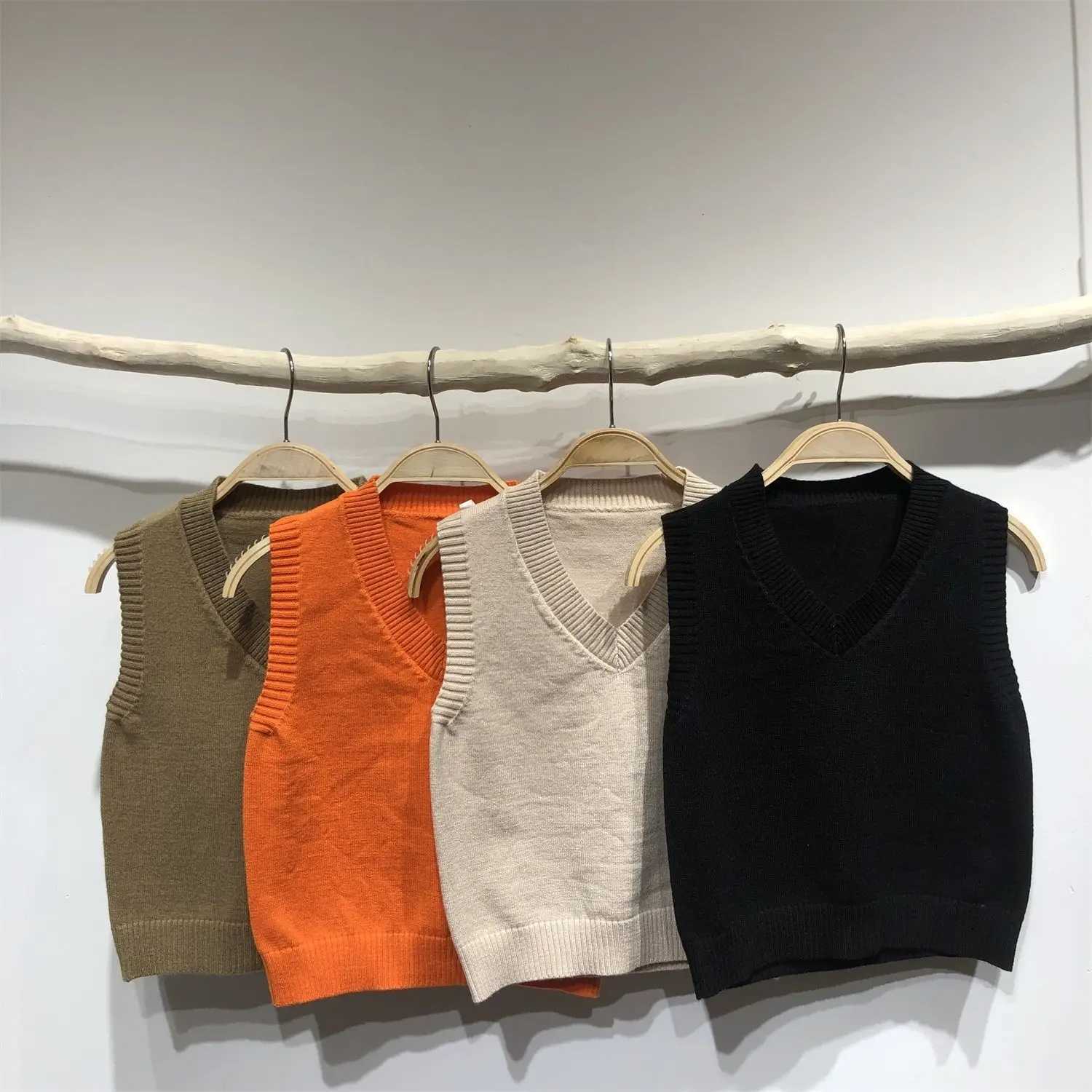 Beige black khaki red orange gray knitted soft sleeveless vest suitable for baby boys and girls spring and autumn floral jacketW240724