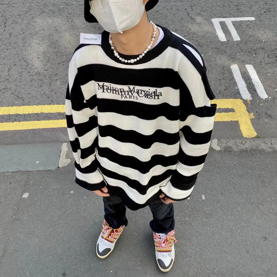 Mens And Womens Korean Ins Black White Striped Long Sleeved Hoodie Round Neck Loose Letter Printed Fashionable Streetwear 240806