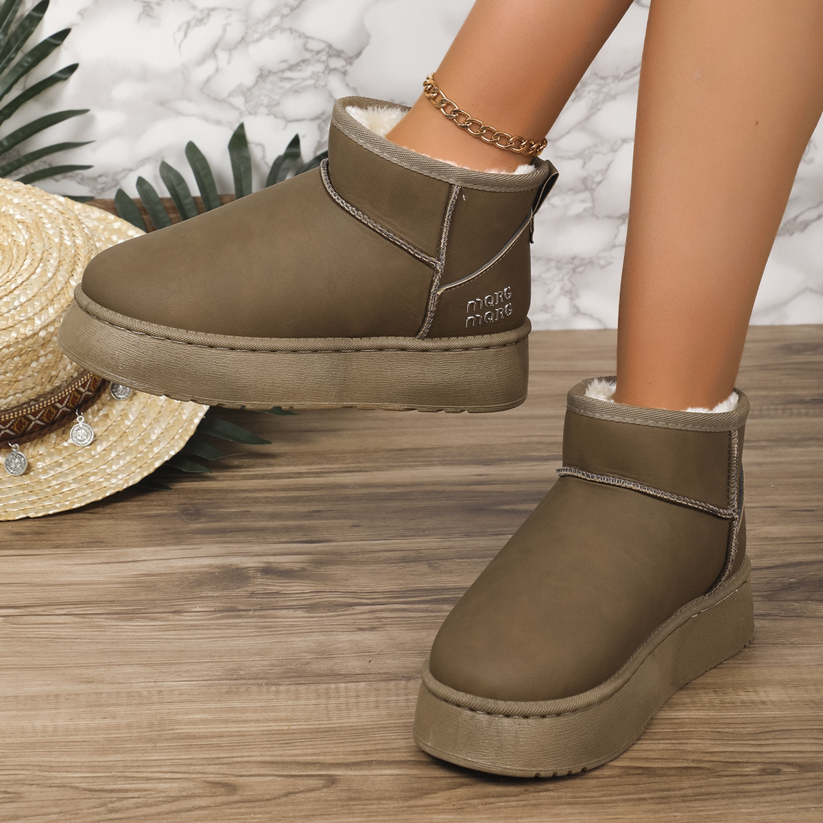 Designer In Black And White 2024 Fashion New Versatile Snow Boots For Women Short Tube Warm Loose High Sole Thick Veet Lightweight Cotton Shoes