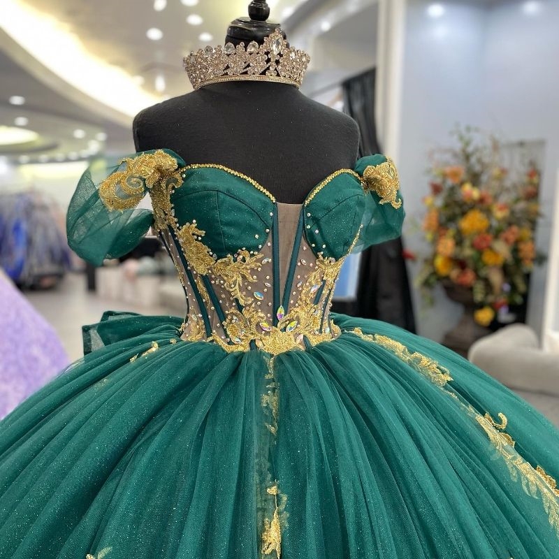 2024 Emerald Green Sweetheart Off the Shoulder Quinceanera Dresses Gold Appliques Beaded Crystal Tull Sweet 16 Vestidos De 15 Anos