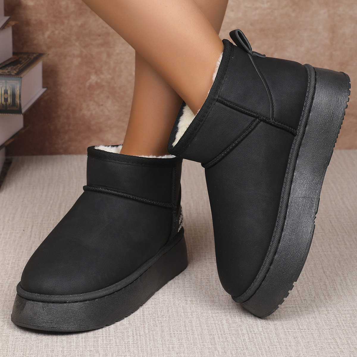 Designer In Black And White 2024 Fashion New Versatile Snow Boots For Women Short Tube Warm Loose High Sole Thick Veet Lightweight Cotton Shoes