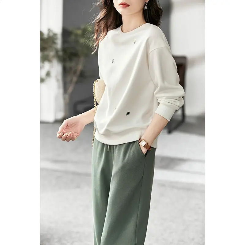 Spring and Autumn Elegance Simple Commuting Round Neck Embroidered Loose Oversize Fashion Versatile Womens Sweater 240805