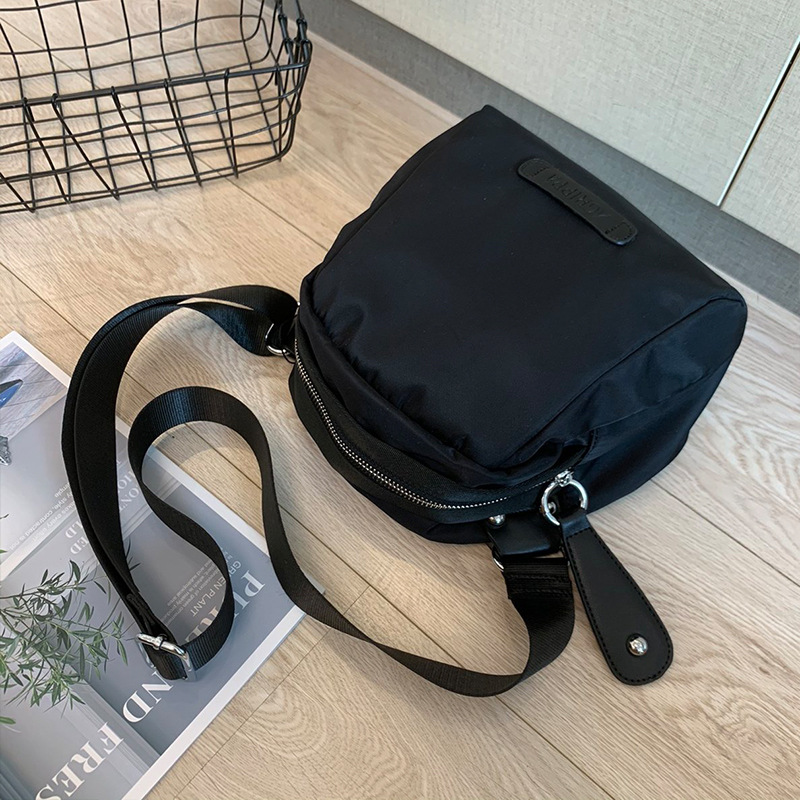The new Korean version of Oxford cloth crossbody with a single shoulder fashion women's bag lightweight shell practical small bag wholesale